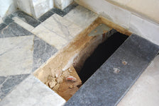 اكتشاف مقبرة مخبأة تحت الكنيسة Hidden tomb discovered under church